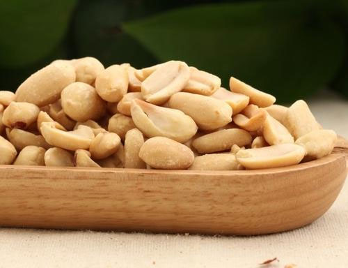 Blanched peanut kernels